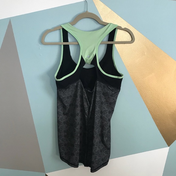 Workout top (barely worn) - Picture 3 of 4